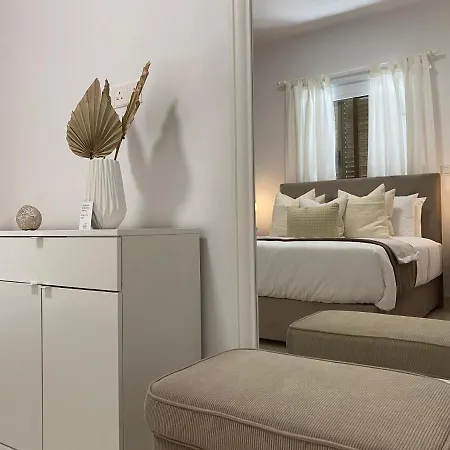 Phaedrus Living: View Luxury Flat Androcleous Apartamento
