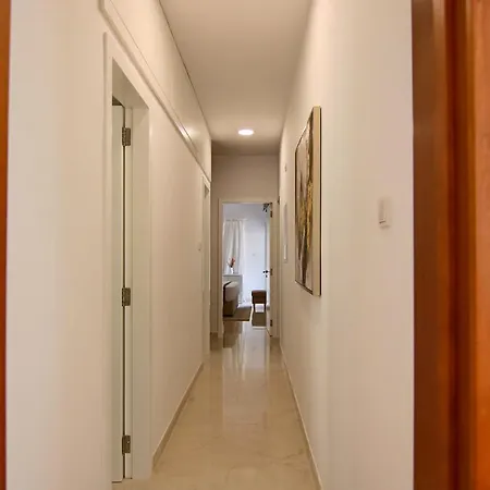 Phaedrus Living: View Luxury Flat Androcleous Apartamento *