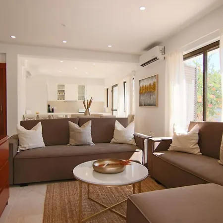 Phaedrus Living: View Luxury Flat Androcleous