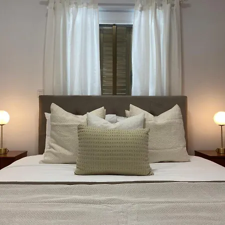 Phaedrus Living: View Luxury Flat Androcleous Апартаменты