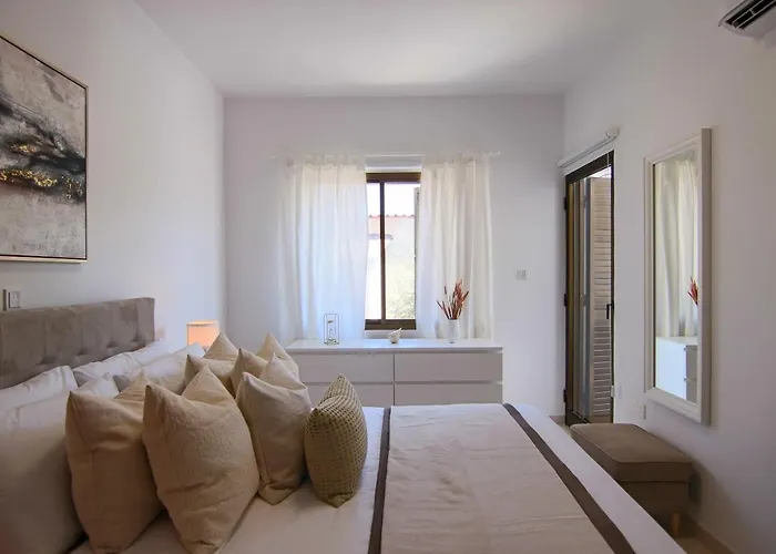 Phaedrus Living: View Luxury Flat Androcleous Apartmán *