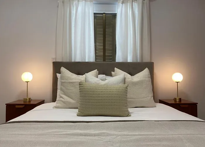 Phaedrus Living: View Luxury Flat Androcleous Apartmán