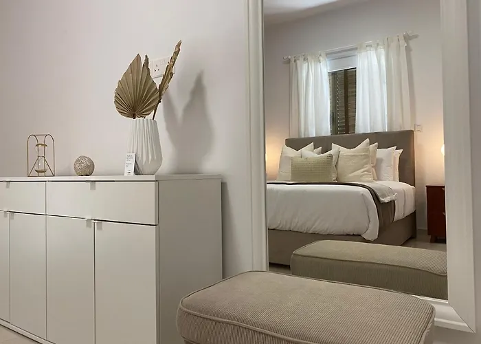 Phaedrus Living: View Luxury Flat Androcleous Apartmán